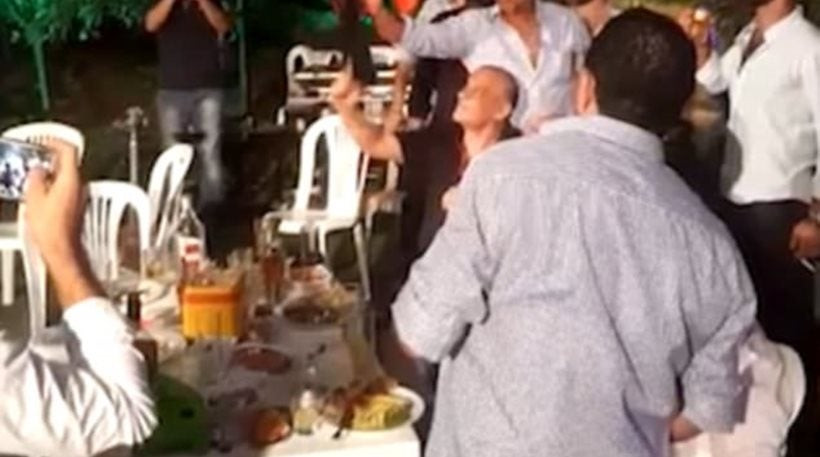 Γαμπρός στο Λίβανο έριξε… μπαλωθιές με Καλάσνικοφ και τραυμάτισε φωτογράφο (βίντεο)